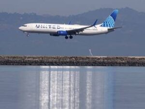 A United Airlines flight took a steep dive to just 800 feet above the Pacific Ocean