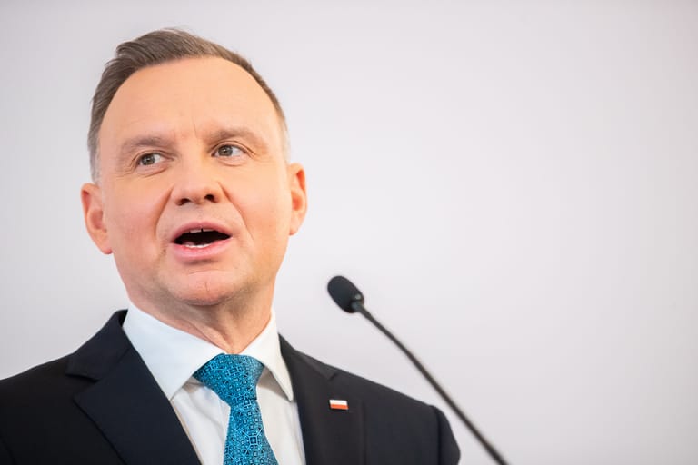 “Prezydent Polski Andrzej Duda rezygnuje ze stanowiska w obliczu kryzysu politycznego i sądowego”