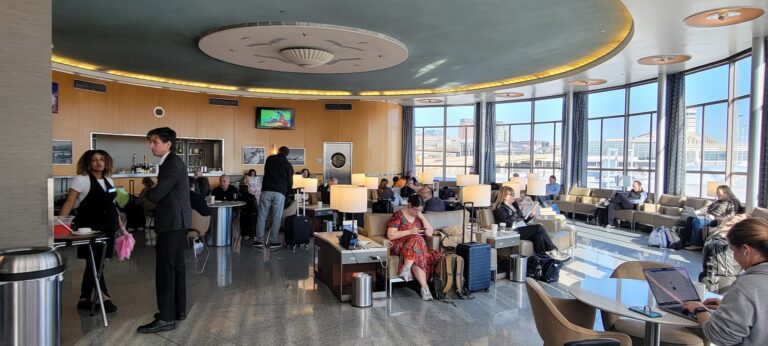 United Airlines Eyes Major Price Hikes for Club Access – While Restricting Benefits
