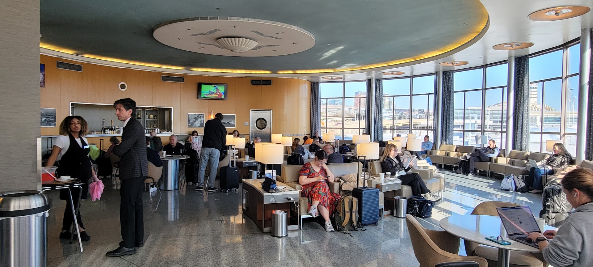 United Airlines Eyes Major Price Hikes for Club Access – While Restricting Benefits