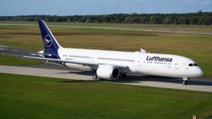 Lufthansa Airlines Flight B787-9 Makes Emergency Landing to Denver Due to Landing Gear Problem, Frankfurt Flight Cancelled