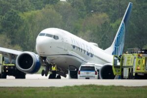 United Airlines Flight With Over 178 Passenger Rolls Off Runway In Houston