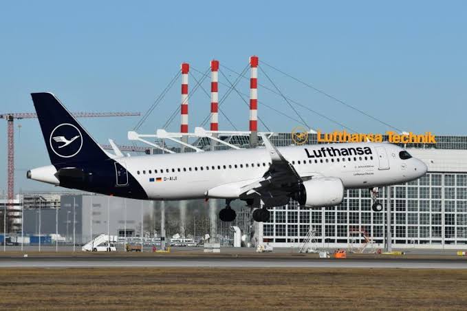Lufthansa Airlines Flight B787-9 Makes Emergency Landing to Denver Due to Landing Gear Problem, Frankfurt Flight Cancelled