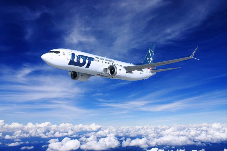 Samolot LOT Polish Airlines ERJ-175 pilnie zawrócił do Warszawy z powodu kryzysu ciśnienia w kabinie.