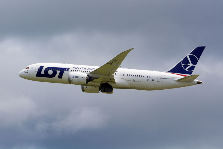 Szok: Pasażerowie LOT-u poproszeni o zrzutkę na naprawę Boeinga 787 przed startem!