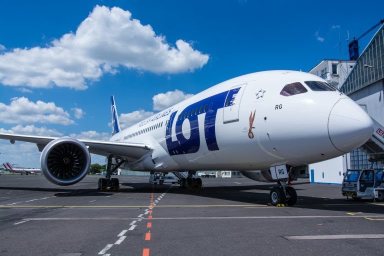 Nowe odwołania lotów w LOT Polish Airlines w związku ze strajkiem pracowników.