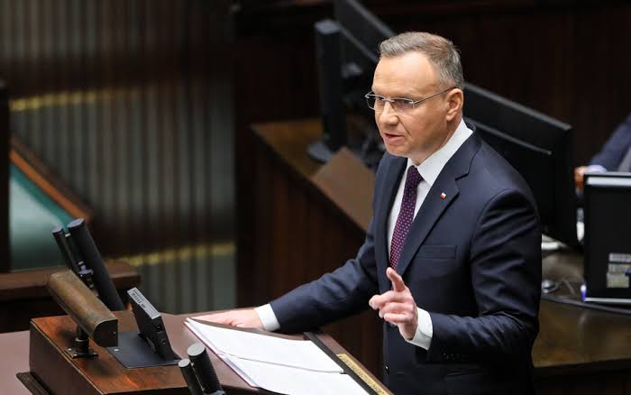 Specjalna debata w Sejmie. Na mównicy Donald Tusk, tuż obok Andrzej Duda