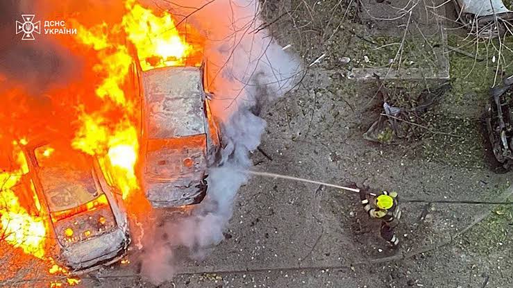 Rosja przeprowadza śmiercionośne ataki dronów na Ukrainę kilka godzin po tym, jak USA potwierdziły wstrzymanie wymiany wywiadowczej