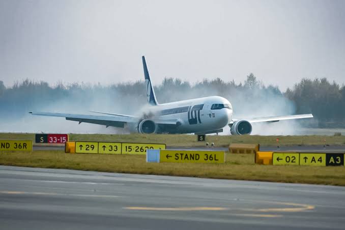 LOT Polish Airlines: Awaryjne lądowanie samolotu z 166 pasażerami na pokładzie po groźbie zabójstwa stewardesy