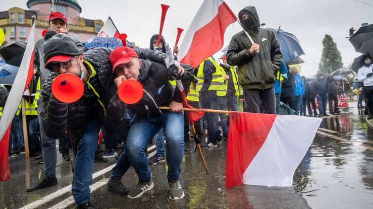 “Obywatele Polski protestują przeciwko migrantom z Ukrainy – liczne ofiary śmiertelne, narastają napięcia i wezwania do separacji”