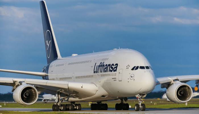 “Lufthansa Flight Makes Emergency Landing After Passenger Threatens to Kill Flight Attendant”