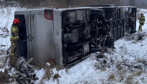 Autokar turystyczny miał wypadek w Polsce, niedaleko granicy z Ukrainą – 19 osób zostało rannych.