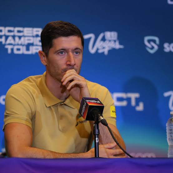 Polski popularny napastnik Robert Lewandowski, jestem w potrzasku, szanse na przeżycie to 50/50, guz w mózgu.