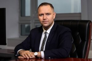 Karol Nawrocki pod ostrzałem: zarzuty o niewłaściwe wykorzystanie funduszy publicznych i kontrowersyjna przeszłość

