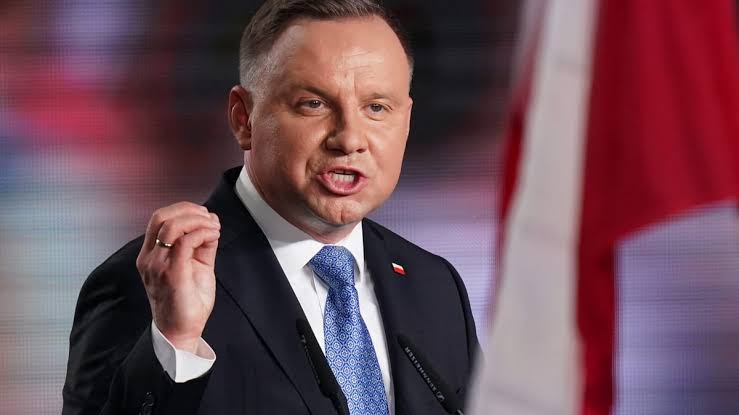 „Andrzej Duda, niczym ryczący lew, krzyczy: 'Śmiesz nazywać mnie oszustem? Założę się, że też znasz prawdę o marnowaniu pieniędzy!'” Donald Tusk