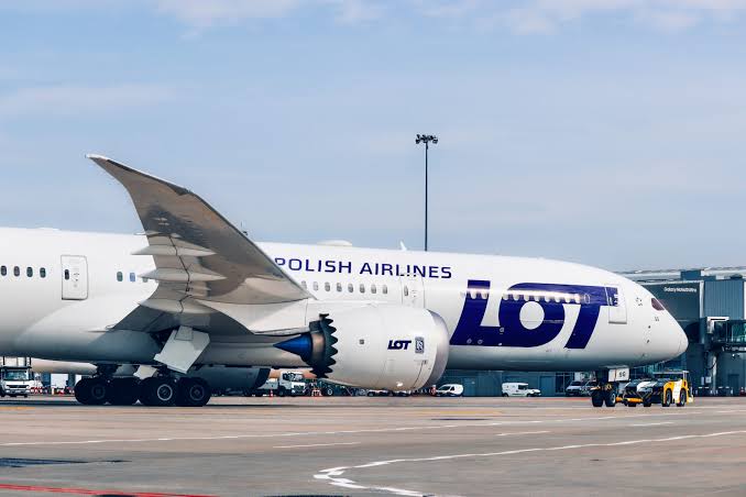 Prezes LOT Polish Airlines, Michał Fijoł, zrezygnował ze stanowiska w obliczu poważnych problemów.