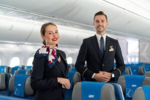 LOT Polish Airlines, pięciu lub dziesięciu członków personelu pokładowego, którzy zostali przyłapani na byciu nieuprzejmymi wobec pasażerów.

