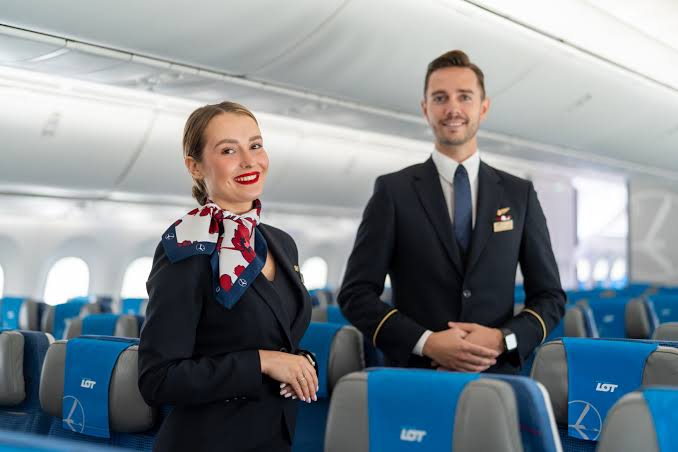 LOT Polish Airlines, pięciu lub dziesięciu członków personelu pokładowego, którzy zostali przyłapani na byciu nieuprzejmymi wobec pasażerów.