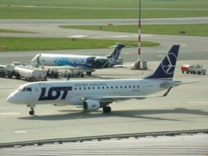 Pilne: Samolot PLL LOT wypadł z pasa startowego i uderzył w betonową ścianę…

