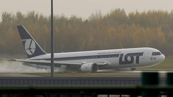 “LOT Polish Airlines Flight 16 wykonuje perfekcyjne lądowanie na brzuchu w Warszawie, wszyscy pasażerowie…”