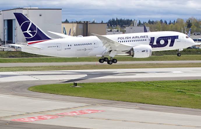 “Niegrzeczny pasażer próbuje wejść do kokpitu, atakuje załogę na pokładzie lotu LOT Polish Airlines z Warszawy do Toronto”