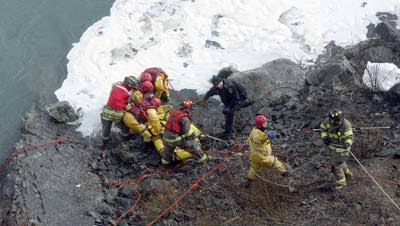 Man survives Niagara Falls plunge, resists help