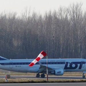 PLL LOT zwolniły dziesięć stewardes za niedozwolone działania... Wyrzucili rosyjskiego pasażera z samolotu.

