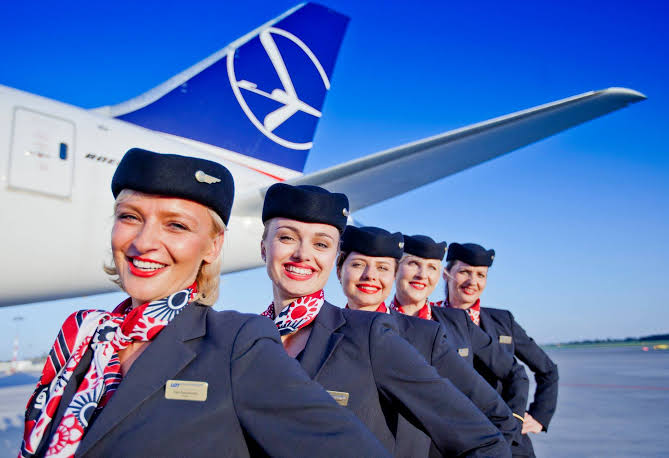 PLL LOT zwolniły dziesięć stewardes za niedozwolone działania… Wyrzucili rosyjskiego pasażera z samolotu.