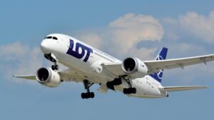 Lot Polish Airlines Boeing 787-8 Dreamliner lecący z lotniska w Warszawie do Kanady doświadcza silnych turbulencji.

