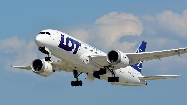 Lot Polish Airlines Boeing 787-8 Dreamliner lecący z lotniska w Warszawie do Kanady doświadcza silnych turbulencji.