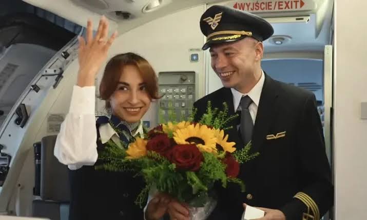 Pilot PLL LOT zaskakuje swoją dziewczynę stewardesę oświadczynami w trakcie lotu