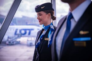 Stewardesa zwolniona po rzekomym oblaniu pasażerki gorącą herbatą na pokładzie LOT Polish Airlines

