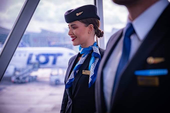 Stewardesa zwolniona po rzekomym oblaniu pasażerki gorącą herbatą na pokładzie LOT Polish Airlines