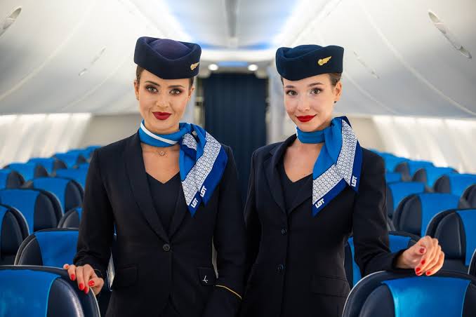 Chaos na pokładzie LOT Polish Airlines: Pasażer oblał kobietę gorącą herbatą podczas kłótni