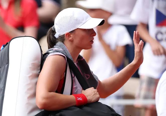 Iga Świątek, popularna polska tenisistka, potwierdziła wycofanie się z Miami Open z powodu problemów rodzinnych.