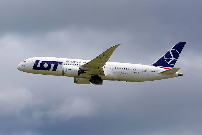 Pasażer pozywa LOT Polish Airlines za odwołanie lotów.