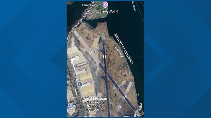 Kite makes contact with United flight approaching Reagan National Airport, witnesses say