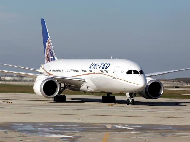 United Airlines Pilot Killed After losing Consciousness Aboard