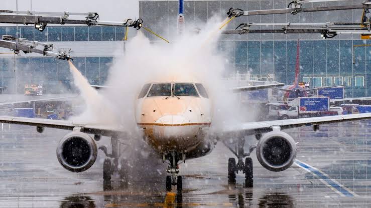 5 passengers hospitalized after United Express flight hits turbulence