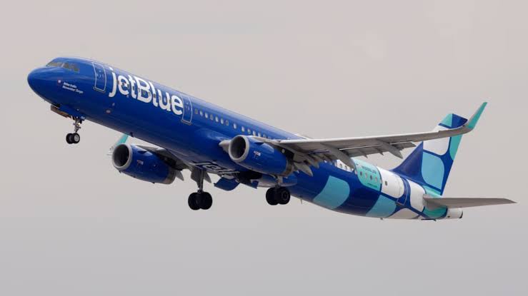 Passenger Sues Over ‘Bodily Injuries’ Reportedly Caused by Ice Cream Sandwich Served on Flight
