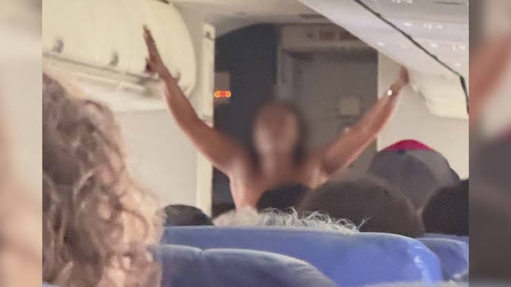 “Yikes: Pasażer rozebrał się do naga, pobiegł korytarzem i przewrócił stewardesę… LOT Polish Airlines”