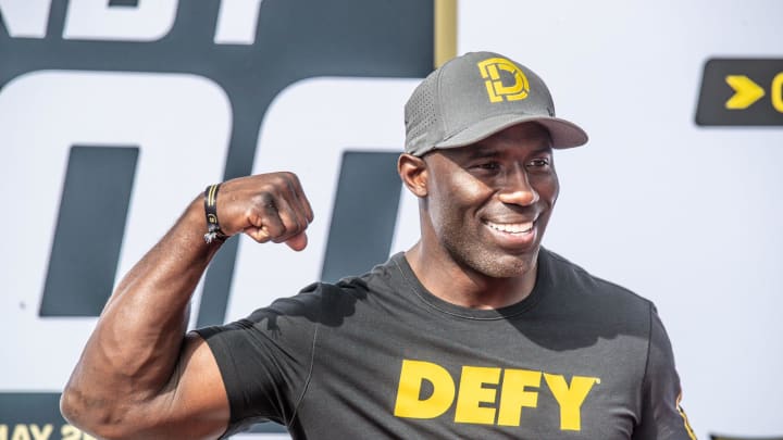 United Airlines Apologizes After Terrell Davis Removed From Flight in