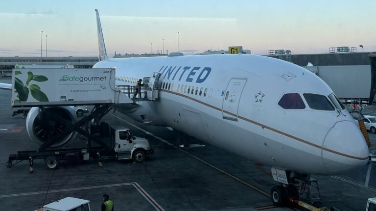 United flight turns around after pilot forgets passport