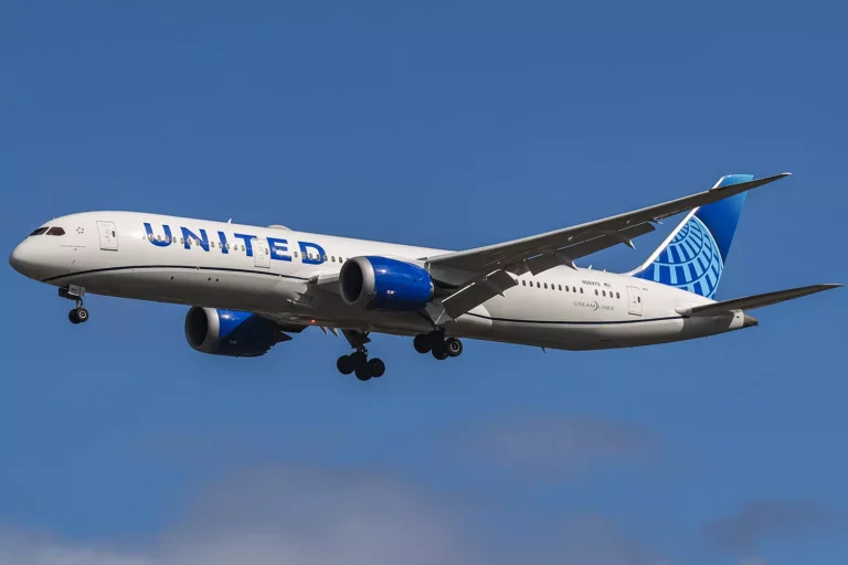United Airlines Flight After Hitting Severe Turbul€nce… Five passengers…..