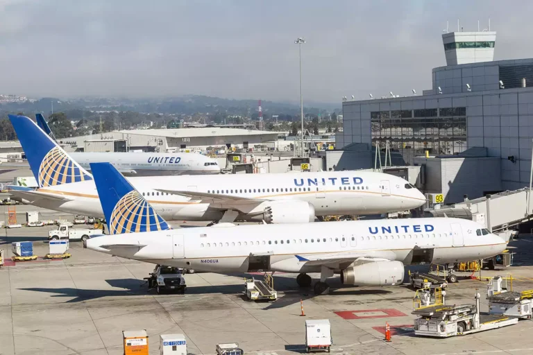 2 Passengers Injured After United Airlines Flight Abruptly Slowed Its Descent to Avoid Possible Mid-Air Collision