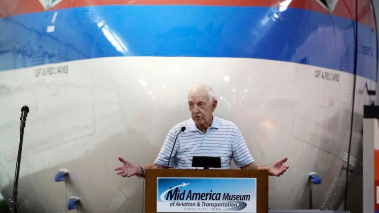 Former United Airlines pilot Al Haynes, who saved 184 lives during 1989 Iowa crash landing, has died