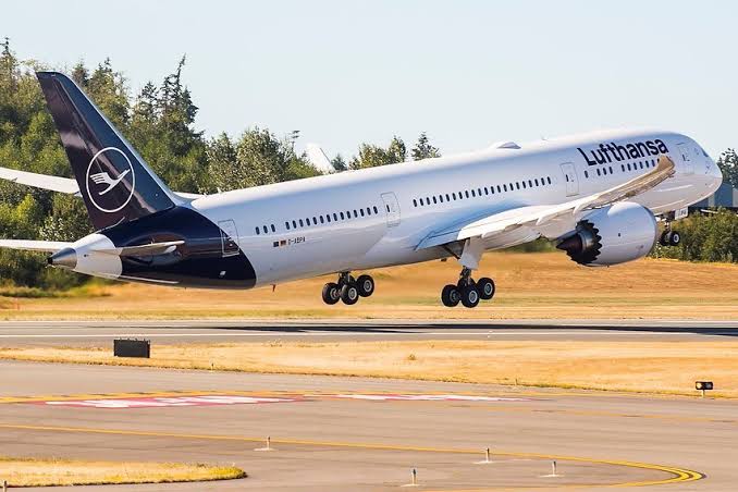 Lufthansa Airlines Flight With Over 166 Passengers Rolls of Runway.....