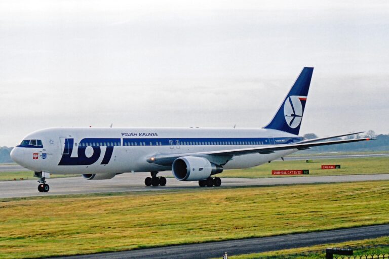 Królik wciągnięty do silnika zmusza samolot LOT Polish Airlines do awaryjnego lądowania.