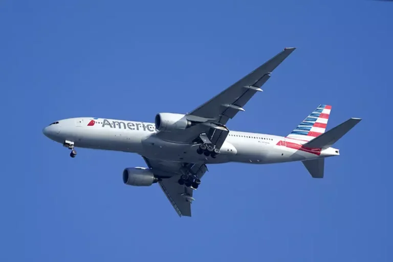 Smoke Fills Cabin: American Airlines Flight Diverted and Evacuated Mid-Air
