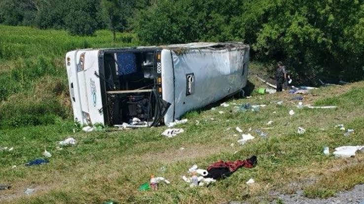 Driver and 16 passengers dead after losing control, colliding with vehicle in Niagara Falls